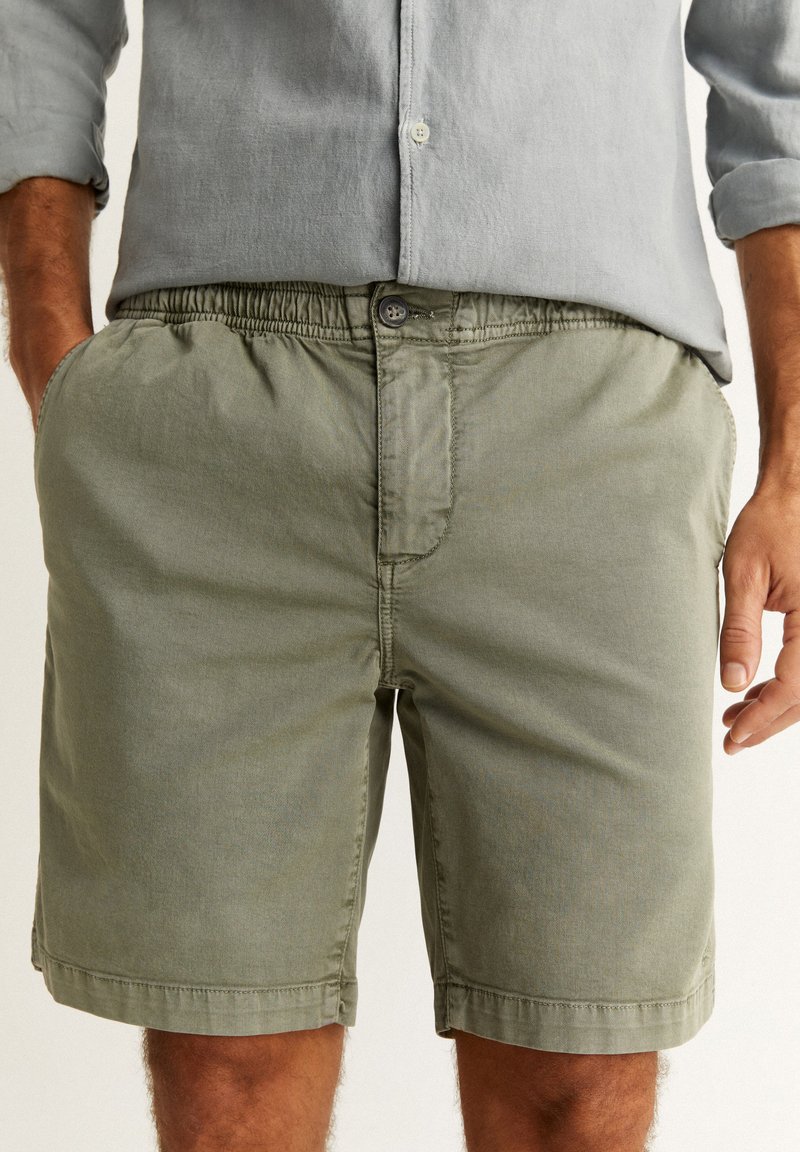 Khaki shorts lavet af bomuld med elastisk talje, knaplukning, sidelommer og et let struktureret stof.