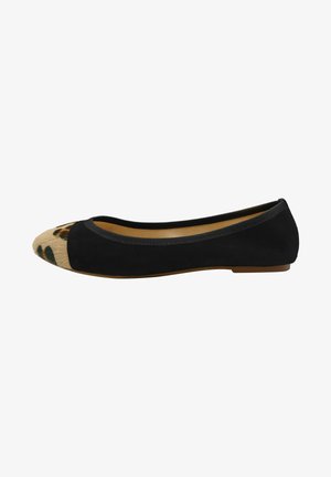 Ballerine en suede noir avec un capuchon de toe en imprimé léopard texturé, bord élastique et une conception de chaussure à profile bas. La semelle semble flexible.