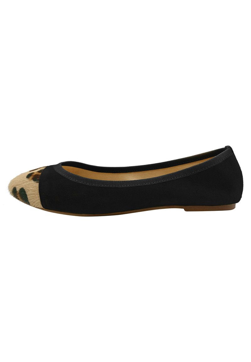 Bailarina de ante negro con una puntera texturizada de estampado de leopardo, ribete elástico y un diseño de zapato de perfil bajo. La suela parece flexible.
