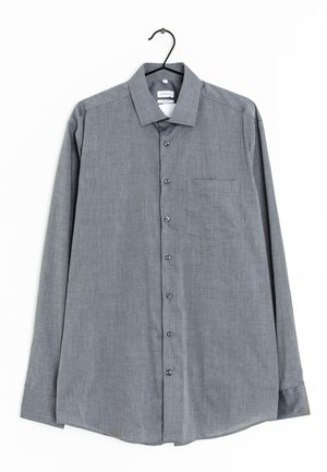Dlouhý rukáv, šedá košile na knoflíky vyrobená z texturované látky, s límečkem, sedmi předními knoflíky a jednou náprsní kapsou.