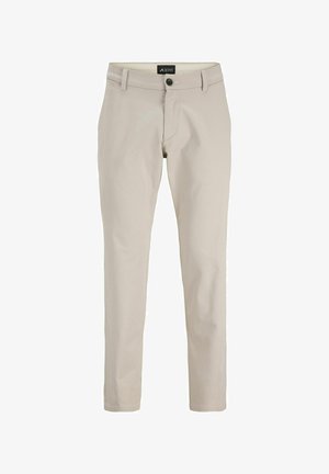 Chinos de algodón beige con un diseño de pierna recta, que cuentan con un cierre de botón en la parte delantera y lazos para cinturón. Textura suave, estilo minimalista.