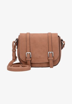 Mała brązowa torebka na ramię z przednią klapką i dwoma srebrnymi paskami z klamrami, regulowanym paskiem na ramię oraz subtelnym wytłoczonym logo.