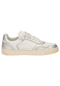 Weiße Ledersneaker mit silbernen metallischen Akzenten, perforierter Zehenpartie, abgerundetem Schnürbereich und strukturiertem, beige-gummiartigen Sohlenmaterial.