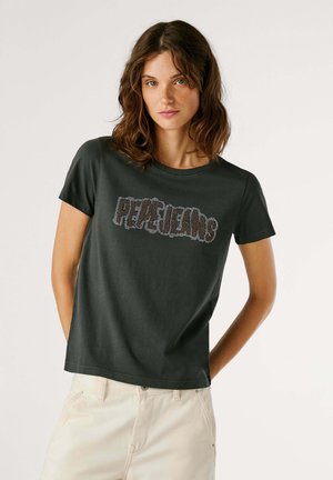 Camiseta de algodón verde oscuro con cuello redondo y mangas cortas. Presenta un gráfico texturizado de "PEPE JEANS" en el frontal en un color contrastante.