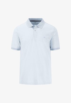 Polo en coton bleu clair avec un col, des manches courtes et des accents contrastants sur le col et les poignets. Patte de boutonnage à trois boutons.
