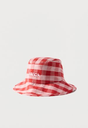 Chapeau seau à carreaux rouges et roses avec logo RVCA blanc brodé à l'avant, présenté sur un fond blanc.
