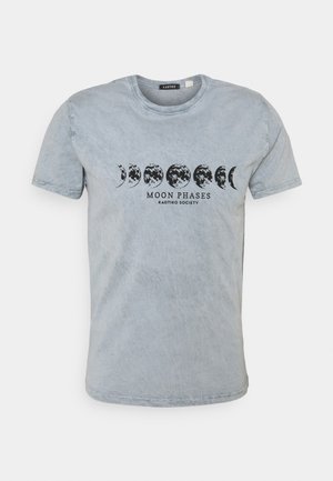 Jasnoniebieski, prany T-shirt z czarną grafiką faz księżyca oraz napisem „MOON PHASES KAOTIKO SOCIETY” na piersi.