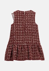 Sukienka bez rękawów z bordowego tweedu o fakturowanym wzorze, z falbaną na dole i zapięciem na guziki z tyłu.