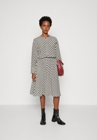 Tommy Hilfiger ZIGZAG WAISTED MIDI DRESS - Haljina-majica - white