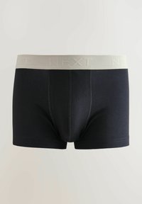 Fekete boxer nadrág, puha anyagból, bézs színű gumival, amelyen a "NEXT" szó kiemelt betűkkel szerepel.