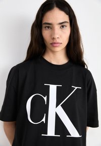 Calvin Klein Jeans BOLD BOYFRIEND DRESS - Trikotāžas kleita - black/white