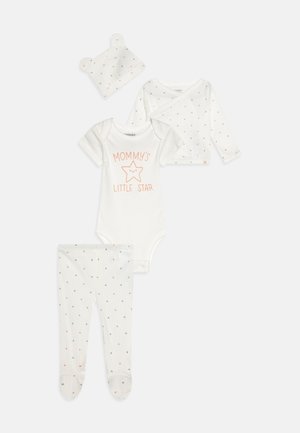 A baba ruházat egy rövid ujjú bodyból, egy hosszú ujjú felsőből, mintás leggingsből és egy füllel ellátott sapkából áll, mind fehér színben.