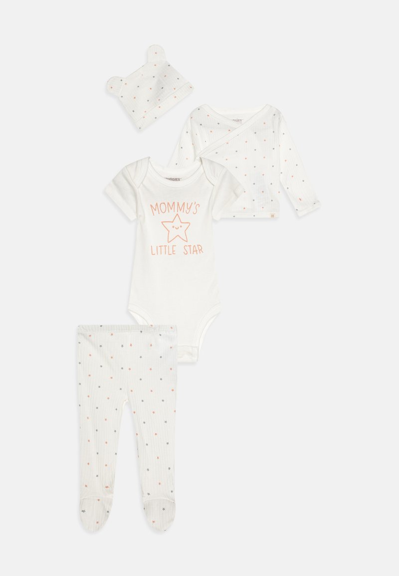 Cet ensemble de vêtements pour bébé comprend un body à manches courtes avec du texte imprimé, un top à manches longues, un legging à motifs et un chapeau avec des oreilles, le tout en blanc.