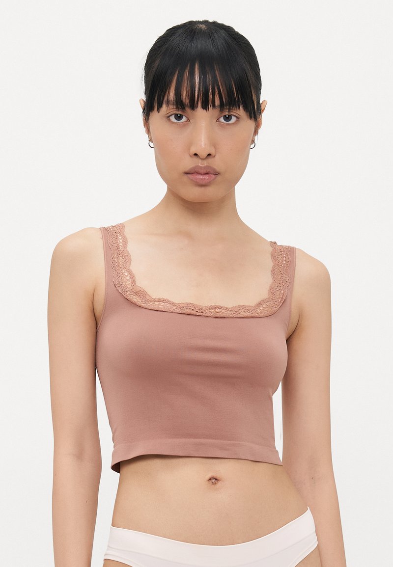 Bruine cropped tanktop van gladde stof, met een geschulpte kantafwerking langs de halslijn en dunne schouderbandjes.