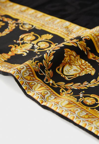 Czarny jedwabny szal z misternymi wzorami w stylu barokowym w kolorze złotym i kremowym, w tym medaliony i motywy kwiatowe wzdłuż krawędzi.