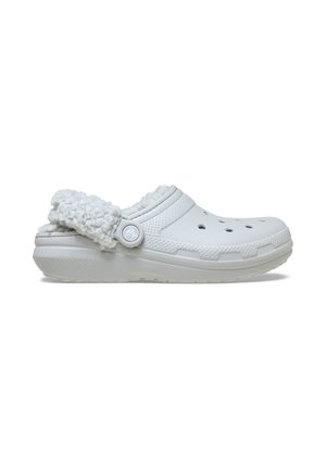 Weißer Slip-On-Clog mit Belüftungsöffnungen und einem weichen, flauschigen Futter um den Fersenriemen für zusätzliche Wärme und Komfort.