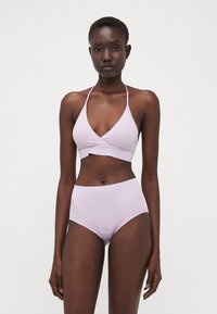 Bikini deux pièces lilas comprenant un haut triangle à nouer avec un tissu croisé et un bas taille haute pour une couverture intégrale.