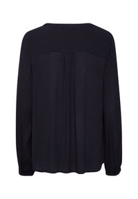 Långärmad svart blus i lätt tyg, med rundad halsringning, veckdetaljer bak och skrynkliga ärmslut.