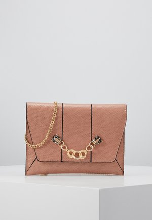 Sac à main rectangulaire rose texturé avec bordure noire, fermeture par rabat avant et bandoulière chaîne dorée avec maillons décoratifs sur un socle blanc.