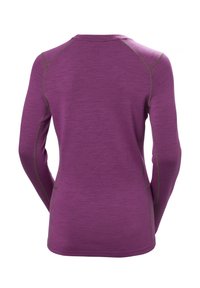 Dlouhý rukáv košile v živé fialové barvě s texturovaným povrchem. Má kontrastní zelené švy a design s kulatým výstřihem.