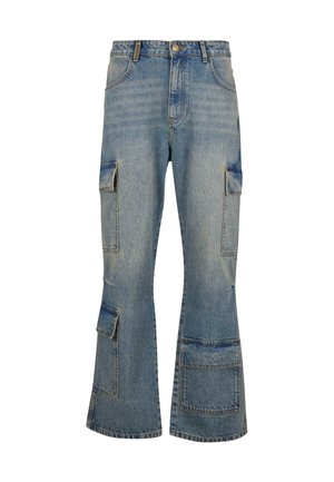 Pantalones de cargo de denim azul claro con diseño de pernera ancha, que cuentan con dos bolsillos frontales y dos bolsillos laterales de cargo, con textura stone-washed.