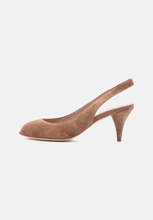 Brązowy zamszowy sandał na obcasie typu slingback z wydłużonym noskiem i smukłym, średniej wysokości obcasem na białym tle.