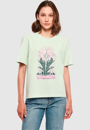 Lys grøn kortærmet t-shirt med et grafisk design af hænder og en stjerne. Casual pasform, lavet af blød bomuld.