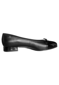 Ballerine noire en cuir avec petit talon, bout verni et petit nœud décoratif à l’avant, vue de profil.