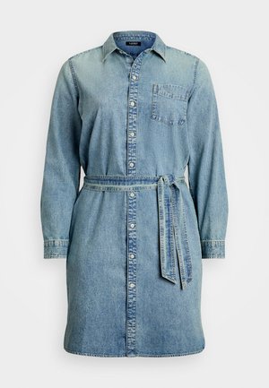 Jasnoniebieska sukienka z denimu z długimi rękawami, z przodu zapinana na guziki, z naszywaną kieszenią i paskiem w talii. Gładka tekstura, klasyczny krój kołnierzyka.