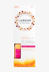 Lumene Nordic-C Arctic Berry Oil-Cocktail dans une boîte blanche avec des accents orange et rose. Présente le logo, les ingrédients clés et des informations sur les vitamines.