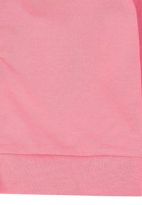 Rosa Baumwollstoff mit einer glatten Textur, mit einem Saum am unteren Ende. Keine sichtbaren Muster oder Beschläge.