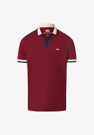 Polo shirt rossa con colletto blu navy, dettagli crema e maniche corte. Presenta un design a scollo a V e un piccolo logo bianco sul petto.