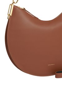 Borsa a spalla in pelle marrone a forma di mezza luna. Presenta accessori in oro e logo impresso. Texture liscia con dettagli di cucitura lungo i bordi.