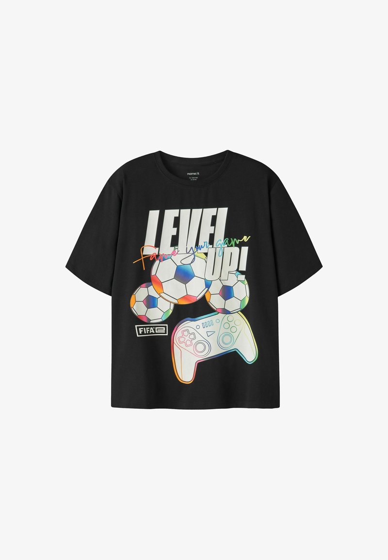 Μαύρο μπλουζάκι με κείμενο "LEVEL UP!", πολύχρωμες μπάλες ποδοσφαίρου, χειριστήριο παιχνιδιών και λογότυπα "Fame your game" και FIFA μπροστά.