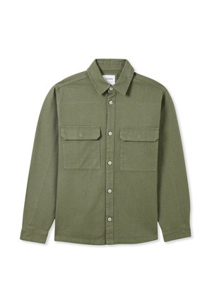 Camicia verde oliva con bottoni, realizzata in misto cotone, con due tasche sul petto, colletto e bottoni argentati. Fit standard con maniche lunghe.