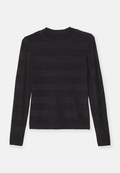Maglione nero a maniche lunghe con una finitura morbida e strutturata, caratterizzato da righe orizzontali alternate opache e leggermente lucide. Collo alto.