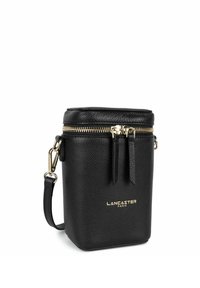 Borsa a tracolla in pelle nera con finitura testurizzata, hardware dorato, doppia cerniera e tracolla regolabile. Logo impresso sulla parte anteriore.