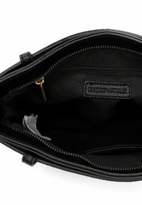 Sort håndtaske med struktureret design, der har en lynlåslukning i toppen og guldfarvede beslag. Indvendigt er foret med stof og inkluderer en mærketag.