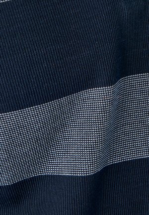 Maglione lavorato a maglia con righe orizzontali blu navy e bianche, caratterizzato da un motivo testurizzato. Morbida texture a coste sui bordi.
