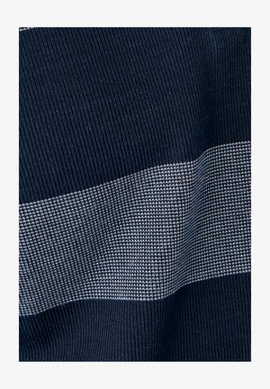Maglione lavorato a maglia con righe orizzontali blu navy e bianche, caratterizzato da un motivo testurizzato. Morbida texture a coste sui bordi.
