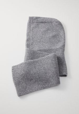 Passamontagna en maille grise avec texture côtelée autour du cou et de l'ouverture du visage, posé à plat sur une surface blanche.