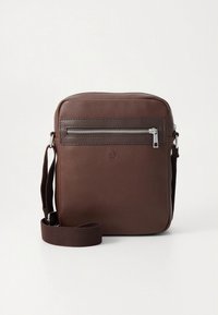 Bruine leren schoudertas met voorvak met rits en verstelbare stoffen riem op een effen witte achtergrond.