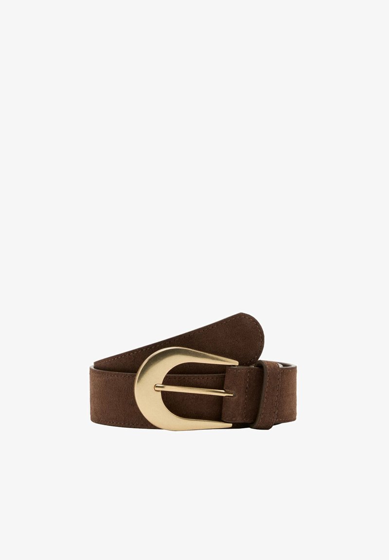 Ceinture en daim marron roulée avec une grande boucle métallique dorée arrondie sur fond blanc.