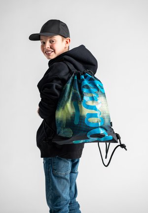 Zaino con coulisse di colore nero, decorato con motivi grafici blu e verdi, con una texture simile alla rete e cordini regolabili per la chiusura e il trasporto.