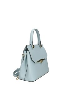 Borsa a mano in pelle azzurra chiara con un design strutturato, dotata di chiusura a pattina, dettagli in oro e doppi manici.