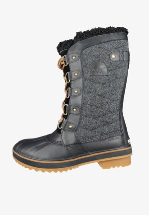 Sort vandtæt vinterstøvle med filtfod, brune snørebånd og guldhardware. Tekstureret gummisål med traktion.