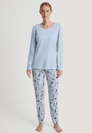 Hellblaues langärmeliges Schlafanzugoberteil mit rundem Halsausschnitt; passende hellblaue Hose mit verschiedenen Tiermotiven in dunkelblau und grau.