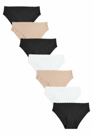 Set van zeven slips in zwart, beige en wit. De stof is glad met geschulpte randen. Klassieke slipvorm met volledige dekking aan de achterkant.