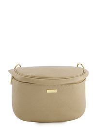 Beige lædertaske med en rund form, lynlåslukning og guld hardware. Har en tekstureret overflade og et lille mærkeskilt.