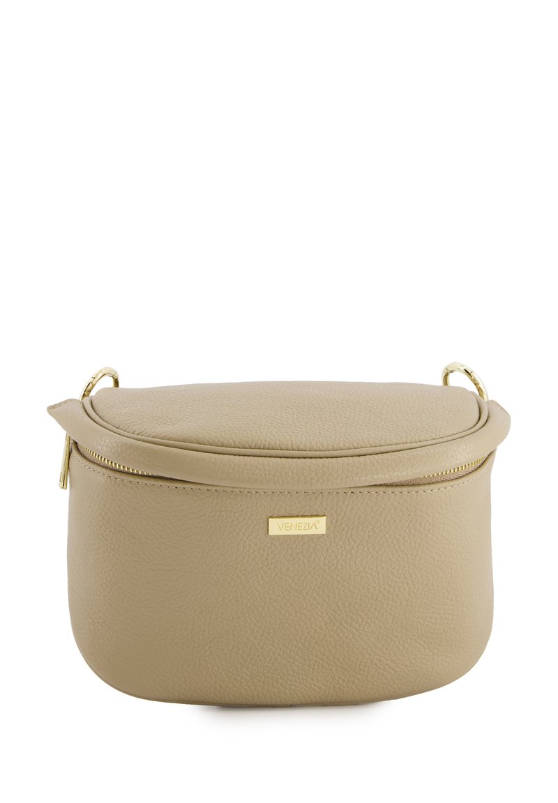 Beige lædertaske med en rund form, lynlåslukning og guld hardware. Har en tekstureret overflade og et lille mærkeskilt.